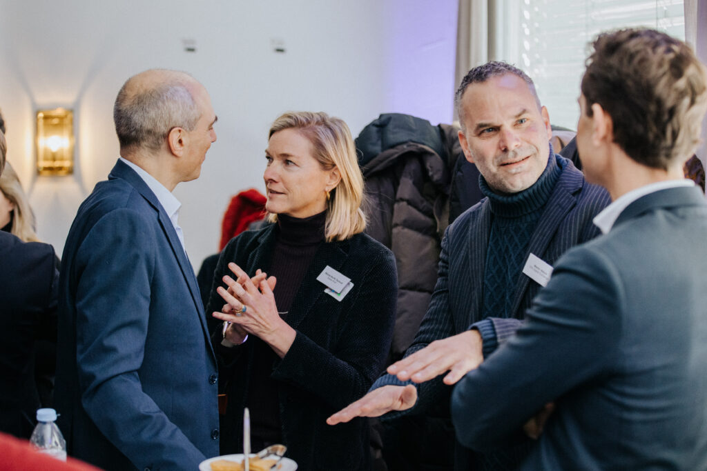 Vier Personen unterhalten sich bei einem Event.